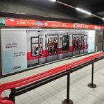 Metro Milano, fermata Duomo: Unicredit sorprende con una affissione lenticolare