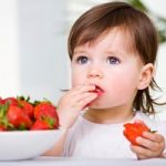 Consumo di frutta fresca per i neonati? E' guerra tra i pediatri