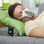 Eco-invenzioni, una maschera che ricarica il cellulare con il respiro