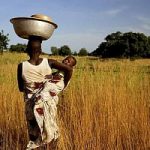 Acqua, donne e bambini la trasportano nei paesi in via di sviluppo