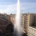 Roma: scoppia una tubatura, fontana di acqua in piazza. Il video