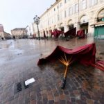 Nubifragio su Torino: auto sott’acqua. I video