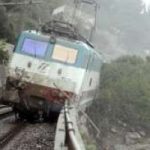 Maltempo, in Liguria deraglia treno per frana. Video