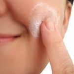 Macchie scure sulla pelle: 7 consigli utili per eliminarle
