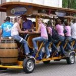 Il pub itinerante a pedali per mantenersi in forma mentre si beve birra