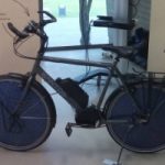 La bici fotovoltaica con i pannelli solari integrati nella ruota