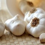 Perché l'aglio fa bene? E perché è meglio consumarlo a stomaco vuoto?