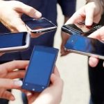 Giovani incollati ai social network: in media un'ora al giorno dal cellulare