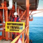 Referendum, Greenpeace all'assalto di una piattaforma nell'Adriatico: attaccato mega striscione