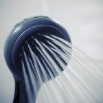 La doccia intelligente: si ferma se non ci vede sotto il getto d'acqua