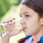 Bimbi in salute con 8 bicchieri di acqua al giorno. Ma il 58% ne beve meno