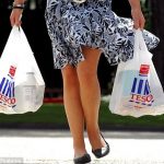 Il supermercato non fornirà più sacchetti monouso: l’esperimento nel Regno Unito