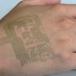Un sensore sulla pelle che sembra un tatuaggio