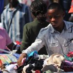 Mandare i nostri vestiti usati in Africa non è più un bene
