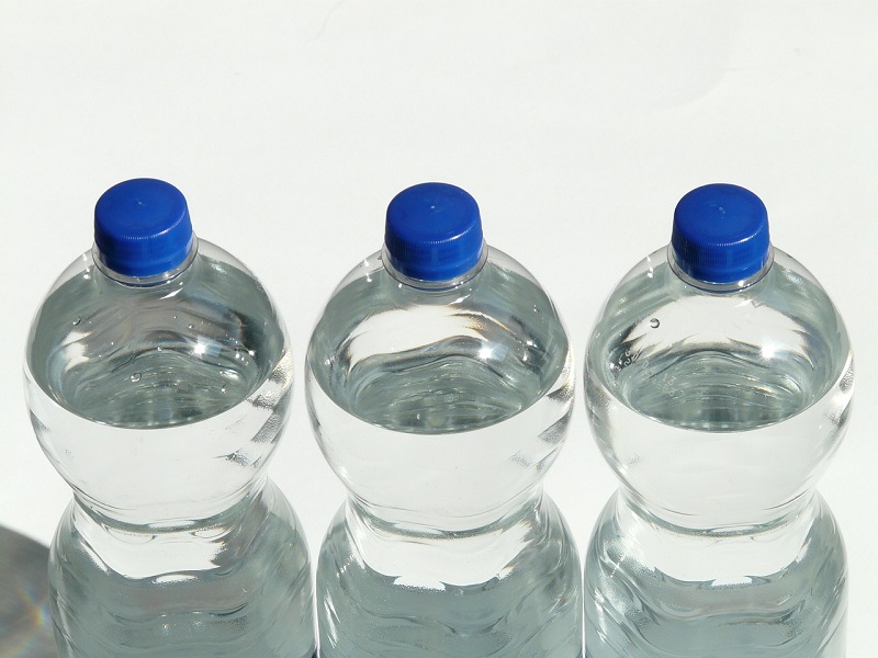 acqua in bottiglia 