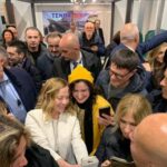 Bagno di folla per Meloni a Pordenone, premier tra selfie e strette di mano