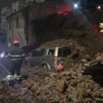 Crolla muro di tufo a Trastevere, auto sotto le macerie - Foto