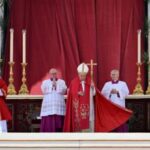 Domenica delle Palme, Papa Francesco non legge omelia e si raccoglie in silenzio