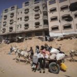Israele-Gaza, bombe su campo profughi Nuseirat: 10 morti