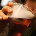 Alcol, l'allarme Iss: 3,7 milioni di italiani bevono fino ad ubriacarsi