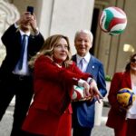 Meloni gioca con pallavoliste a Palazzo Chigi: Schiaccia 7 come in spiaggia