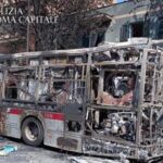 Roma, bus a fuoco: bruciate anche un'auto in sosta, gazebo e alberi. Tre persone intossicate