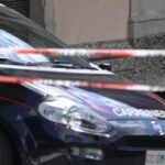 Bologna, vigile urbano uccide ex collega nel comando di Anzola. Lui: Pulivo la pistola