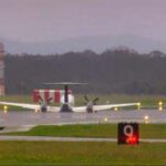 Il carrello non funziona, spettacolare atterraggio d’emergenza in Australia - Video