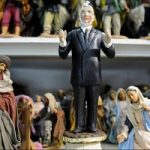 Presepe, a San Gregorio Armeno tra le statuette del momento Berlusconi e Monti