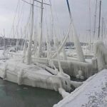 Foto del giorno/ Le barche di ghiaccio nel porto di Trieste