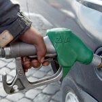Aumento della benzina: gli italiani usano di piu' i mezzi pubblici e vanno a piedi