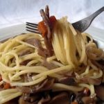 Ricetta, spaghetti piccanti con pinoli, funghi e pomodori secchi