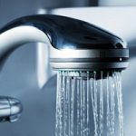 Acqua, un dispositivo anti spreco controlla il consumo nella doccia