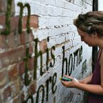 Gli eco-graffiti che fanno bene ai muri delle città