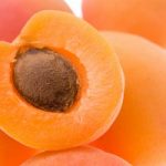 Albicocche, il frutto arancione che fa bene alla pelle e agli occhi