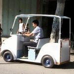 A Gaza un taxi elettrico costruito con materiali riciclati. Foto e video