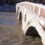 Piena del Tevere a Roma: allagamenti e strade chiuse. Il Video