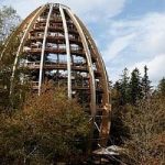 La torre di legno ovale per passeggiare tra gli alberi