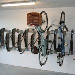 Ecoinvenzioni: il parcheggio salva-spazio che appende le bici al muro