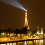 Parigi spegne le luci, per non sprecare energia