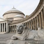 Napoli, sporcizia e degrado a Piazza Plebiscito. Le foto della vergogna