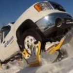 L’auto si trasforma in cingolato, per affrontare la neve