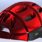 Il casco per la bici che si ripiega in uno zaino