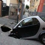 Napoli: a Materdei voragini in strada inghiottono auto