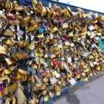 Parigi: troppi lucchetti dell’amore e il ponte rischia il crollo