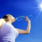 Bere acqua in spiaggia, 7 consigli utili per una corretta idratazione