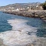 Cos’e’ la schiuma bianca che ha invaso il mare della Campania?