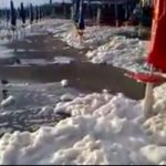 Schiuma bianca invade spiaggia di Fiumicino. Video