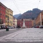 A Carrara marciapiedi nuovi ma puzzolenti