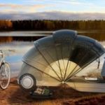 Ecoinvenzioni: in tenda all'aria aperta con il rimorchio solare per bici